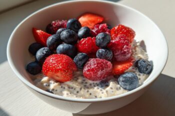 Toddler-Friendly Overnight Oats with Chia Seeds & Berries